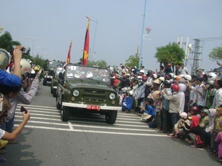 Đoàn xe đi qua nhiều con phố ở Quảng Bình để người dân được nhìn thấy linh cữu Đại tướng lần cuối