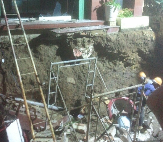 Công nhân đang tiến hành bơm vữa bê tông vào hố