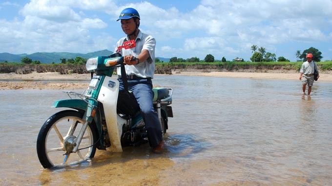 Giáo viên ở các huyện vùng sâu vùng xa hai tỉnh Gia Lai, Kon Tum phải dạy học trong điều kiện khó khăn nhưng chế độ hỗ trợ vẫn còn thấp. Trong ảnh: hai giáo viên THCS tại huyện Ia Pa (Gia Lai) trên đường đến điểm trường - Ảnh: B.D