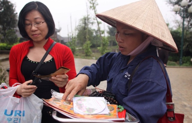 Ngay từ cổng vào du khách đã bị những người bán hàng rong chèo kéo