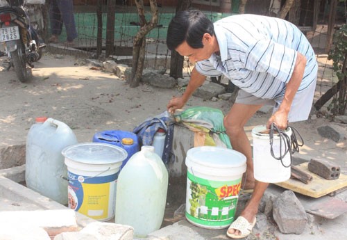 Những tụ điểm nước công cộng không đủ đáp ứng nhu cầu sinh hoạt hằng ngày của người dân xã Vĩnh Lương, nhất là vào mùa khô hạn