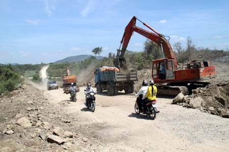 Công ty xây dựng giao thông Phú Yên thi công mở rộng quốc lộ 25. Ảnh: Thế Lập/TTXVN