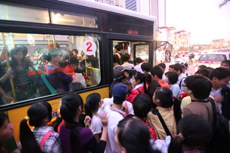 Xe buýt Hà Nội luôn trong tình trạng quá tải