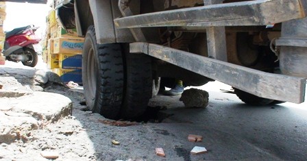 Chiếc xe tải “sập bẫy” giữa đường