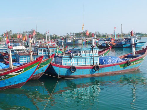 Hơn 30 tàu cá của xã An Hải, huyện Lý Sơn nằm bờ.