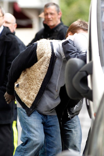 Cảnh sát Pháp bắt giữ một nghi can ở Paris ngày 8/4. Ảnh: AFP.