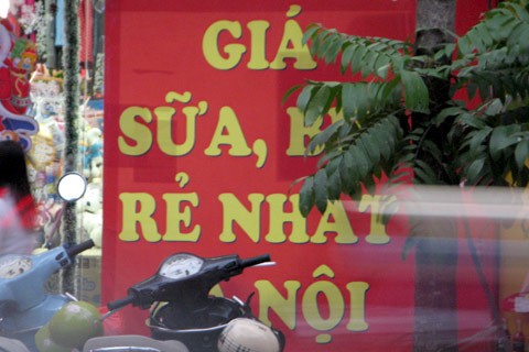 Trên phố Thái Hà, biển quảng cáo "Giá sữa, bỉm rẻ nhất Hà Nội" được chủ cửa hàng treo vắt vẻo. Theo khoản 8 điều 10, Luật Quảng cáo, việc sử dụng thuật ngữ ở mức so sánh cao nhất như “nhất”, “duy nhất”, “tốt nhất”, “số một” mà không có căn cứ hợp pháp bị nghiêm cấm. Ảnh: VnExpress.