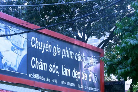 Tấm biển quảng cáo trang trí ôtô trên đường Láng. Tại đây, ôtô cũng được coi là "người đẹp", cần được chăm sóc, làm đẹp. Ảnh: VnExpress.