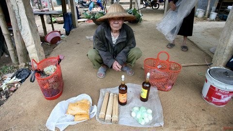 Không có chỗ ngồi cố định, cứ thấy trống chỗ nào thì ngồi chỗ ấy, không cần bàn ghế chỉ một tấm nilon bày và ngồi… xổm chờ người mua.