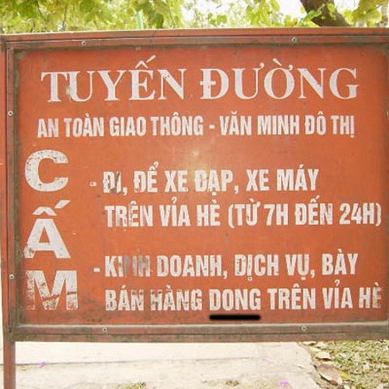 Chiếc biển cấm cũng sai chính tả.