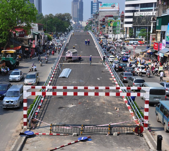 Khởi công từ tháng 1/2012, cầu vượt bằng sắt ở nút giao thông Láng Hạ - Thái Hà đang trong giai đoạn hoàn thiện. Cầu vượt được đầu tư với số vốn 76 tỷ đồng có độ dài dài 189m, gồm 8 nhịp dầm thép liên tục.