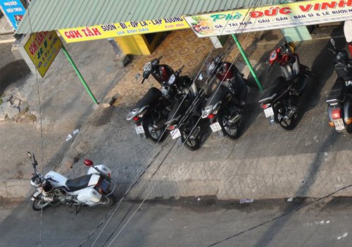 Cảnh sát giao thông vào ăn sáng dựng xe ngay dưới lòng đường.