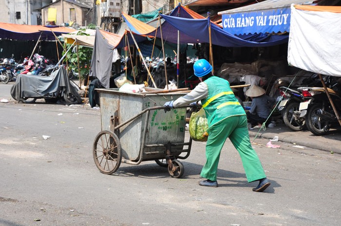 Giữa trưa nắng, những người lao công vẫn đang làm công việc của mình để những con phố sạch đẹp.