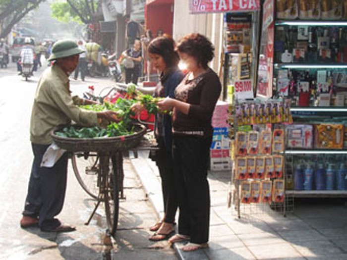 Người dân phố cổ đã quen với hình ảnh bác Điền (Hoàng Mai, Hà Nội) vẫn ngày ngày đưa rau bán rong trên phố.