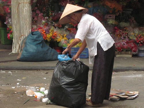 Một bộ phận không nhỏ người già vẫn đang làm trên các con phố: nhặt rác, bán hàng rong.