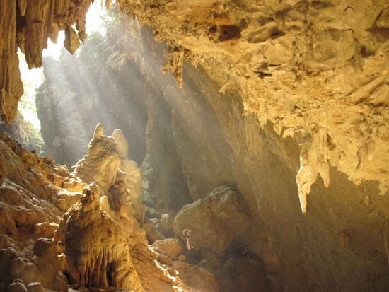 Thác vàng trên hang Chiều.