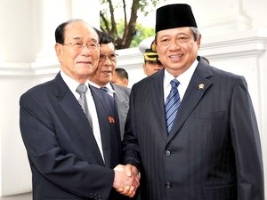 Tổng thống Indonesia Susilo Bambang Yudhoyono (phải) đón Chủ tịch Quốc hội Triều Tiên Kim Yong - Nam (trái). Nguồn: Getty Images.