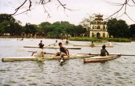 Bơi thuyền trên hồ Hoàn Kiếm.