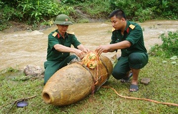 Quả bom được hủy bằng phương pháp kích điện. Nguồn: baolaocai.vn.