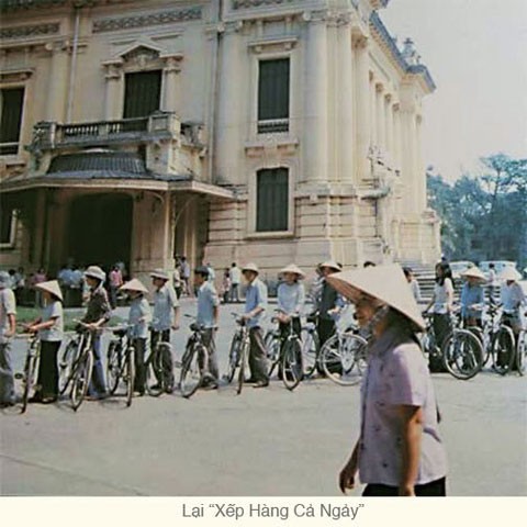 Xếp hàng mua thực phẩm. Ai sinh ra trong những năm 1970 - 1980 mà không nhớ những cảnh này.