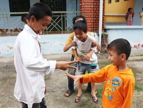 Giờ ra chơi của các em cũng ồn ào, náo nhiệt và vui vẻ như ở bao mái trường khác.