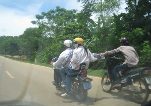 Lôi kéo nhau trên đường. Ảnh: Cong Tam.