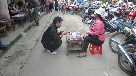 Nếu không có kinh nghiệm và quan sát tỉ mỉ, khách dễ mua phải đá nhân tạo kém chất lượng.