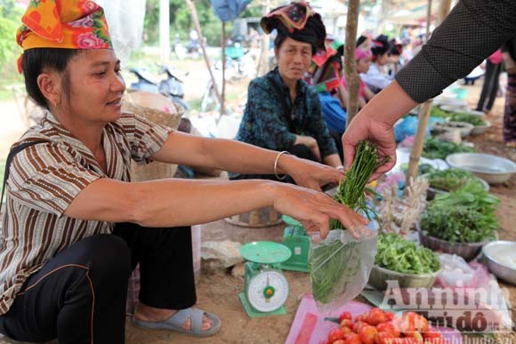 Lá me chua nấu canh thường ăn với chả dế nước băm viên.