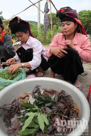 Văn hóa ẩm thực thật giản dị tiềm tàng trong con người, trong mỗi phiên chợ để làm nên nét độc đáo mà chỉ nơi Tây Bắc mới có. Chợ thiếu côn trùng thật kém đông vui, bữa cơm thiếu những món ăn quen thuộc thường cảm thấy thiếu vắng, đạm bạc. Ảnh: Cua suối.