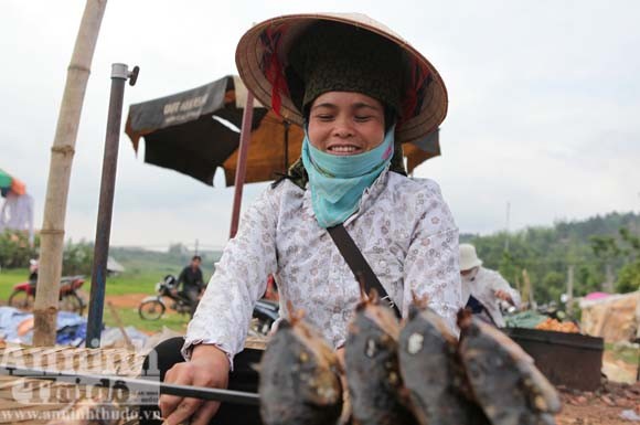 Bọ xít, dế mèn, châu chấu... là những mặt hàng làm sinh động chợ phiên nơi này. Từ xa xưa, thịt gia súc, gia cầm chưa có trong mâm cơm của mỗi gia đình bà con, thì những loài côn trùng sẵn có trên rừng được xem là món ăn bổ dưỡng được lựa chọn. Ảnh: Cá xiên nướng là một trong những đặc sản của chợ Hát Lót.