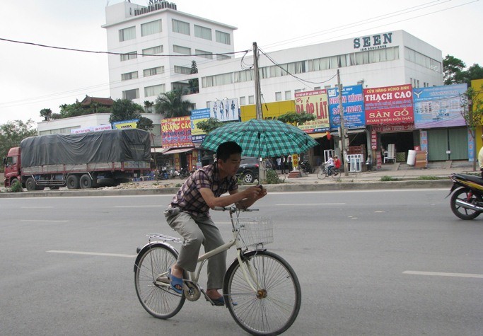 “ Đường trống, mình tranh thủ nhắn tin cái đã”.