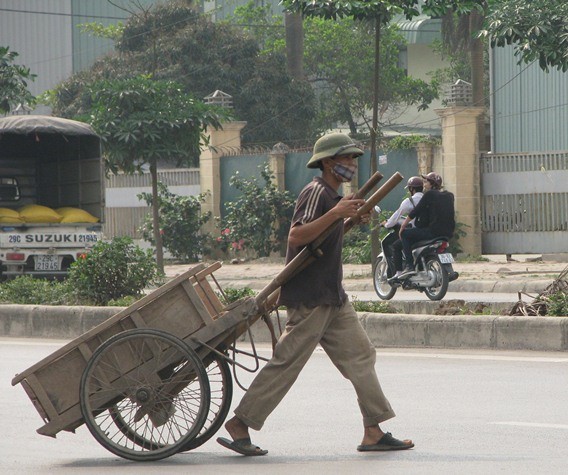 Cuộc sống khó khăn, xe bò, ngang nhiên lộng hành.