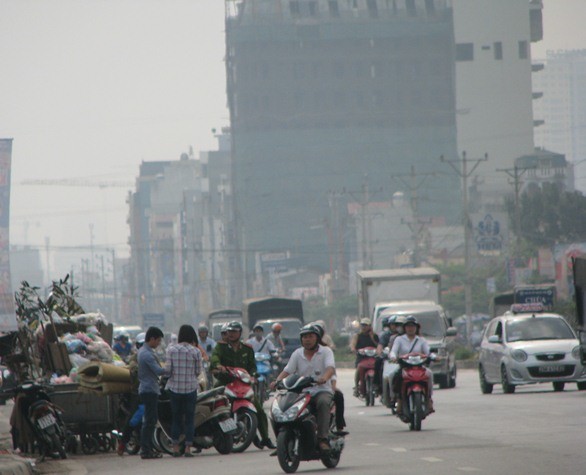 “ công an hành nghề” ngay chốn ô nhiễm rác thải chờ trung chuyển trên đường.