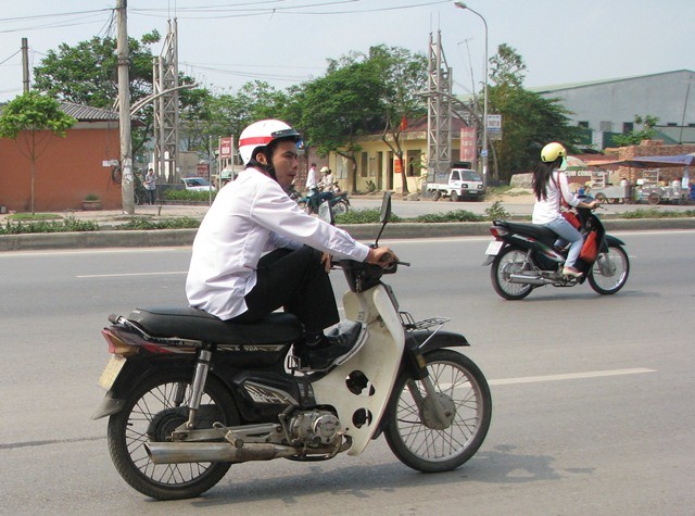 Người đi đường chứng kiến những cảnh như vậy chỉ biết ngán ngẩm, tránh xa hoặc chạy dạt vào lề đường để yên thân. Điều đáng nói là việc vi phạm luật giao thông này đang diễn ra khá phổ biến trên các tuyến đường của thủ đô, tuy nhiên vẫn chưa bị xử lý