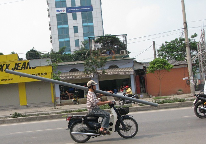 Những kiểu giao thông chết người giữa thủ đô.