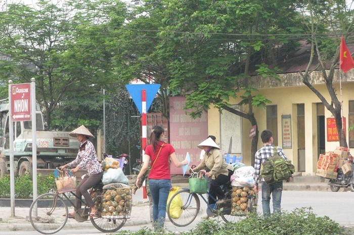 Không ít trường hợp, hành lý cồng kềnh, khênh vác ì ạch giữa đường. “Thế này mà có ô tô không phanh kịp thì nát như cám”, anh P.V.K, 34 tuổi, ở H.Chương Mỹ (TP.Hà Nội) hành nghề xe ôm buột miệng.