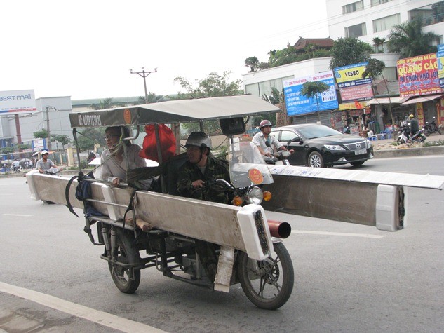 Không ít những xe ba gác “ lộng hành”, cười đùa, giễu cợt khi tham gia giao thông.