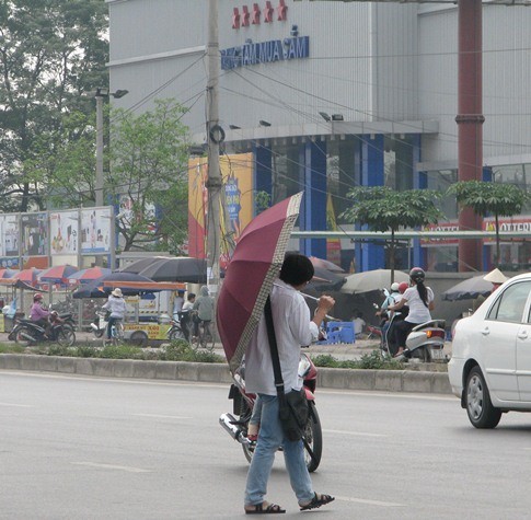 Dù biết sang đường là rất nguy hiểm nhưng nguy hiểm hơn khi ô, dù che mất tầm nhìn khi qua đường. Đó là tình trạng đang báo động đối với sinh viên hiện nay.