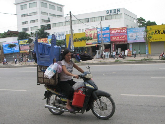 Cuộc sống càng khó khăn, xe càng... nặng