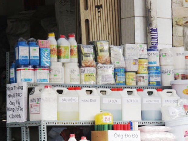 Vô số các loại bột, hương liệu hóa chất nguồn gốc không rõ ràng được bày bán ở chợ Kim Biên