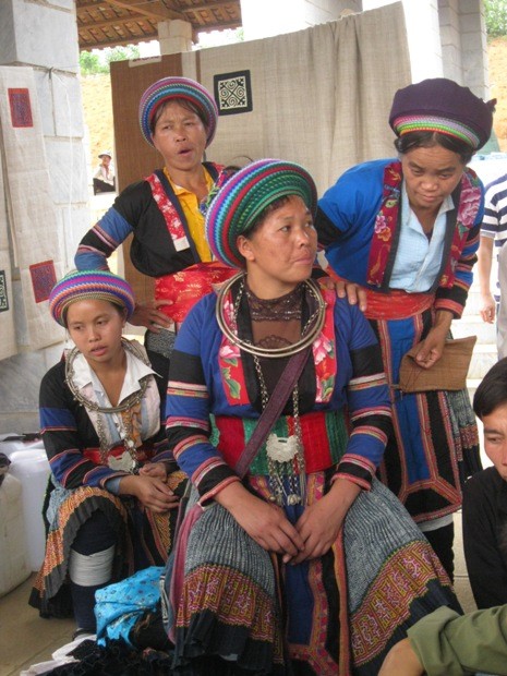 Những phụ nữ dân tộc Mông ở Hà Giang bán trang phục do họ tự tay làm.