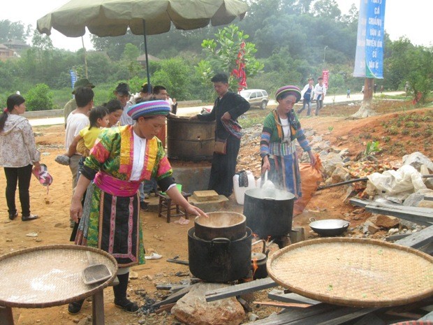 Quy trình nấu mèn mén của dân tộc Mông (tỉnh Hà Giang).