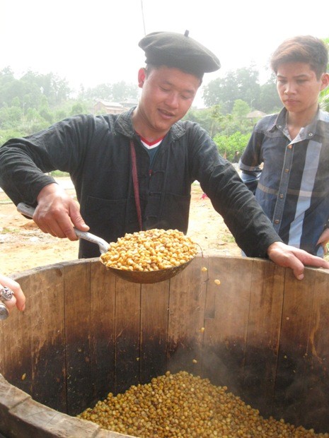 Nấu rượu ngô của dân tộc Mông (tỉnh Hà Giang).