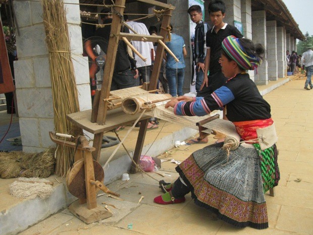 Giới thiệu đến du khách cách dệt vải của dân tộc Mông ở Hà Giang.
