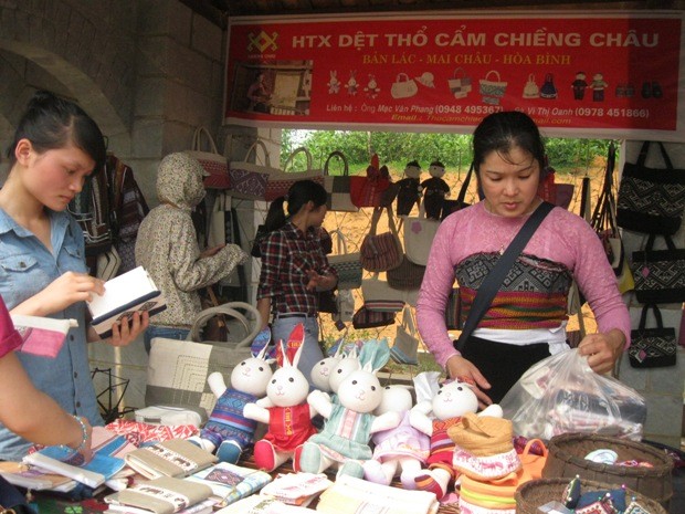 Bày bán sản phẩm dệt thổ cẩm Chiềng Châu của dân tộc Mường ở bản Lác, Mai Châu, Hòa Bình.