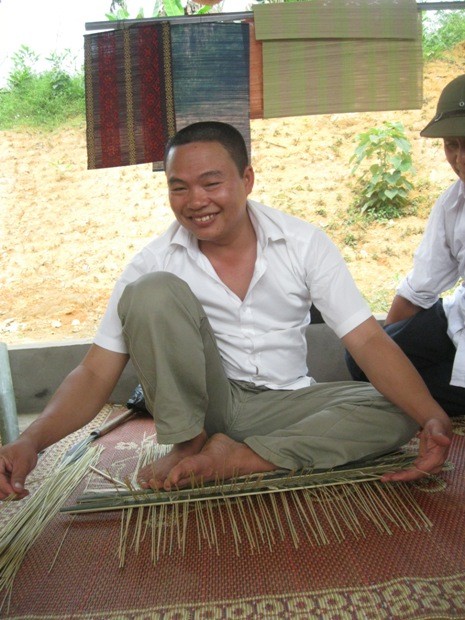 Anh Quân, dân tộc Tày được mọi người gọi với các tên “thợ đánh đàn”, vì anh đan thúng rất đều tay và rất nhanh như đánh đàn.