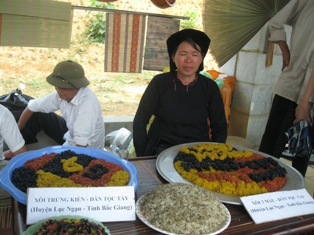Xôi trứng kiến và xôi ba màu là đặc sản truyền thống của dân tộc Tày, huyện Lục Ngạn, Bắc Giang.