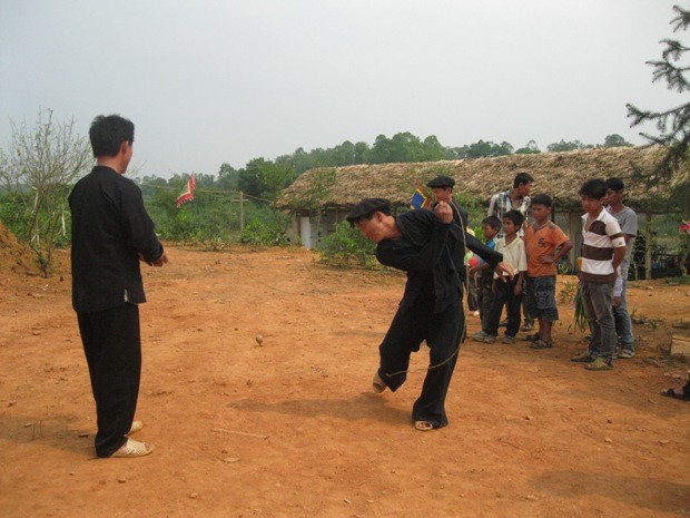Các chàng trai dân tộc Mông (tỉnh Hà Giang) biểu diễn trò chơi đánh quay thu hút nhiều người xem.