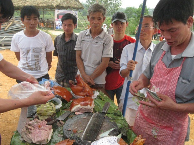 Anh Nông Văn Sáng bán thịt lợn rừng cho khách với giá 300.000đ/kg. Anh cho biết mỗi ngày anh chỉ quay hai con lợn rừng.