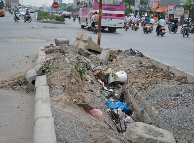 Những mảnh bê tông vỡ nằm ngổn ngang giữa dải phân cách